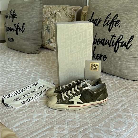 Golden Goose Unisex V Star Suede Sneakers - Picture 1 of 11